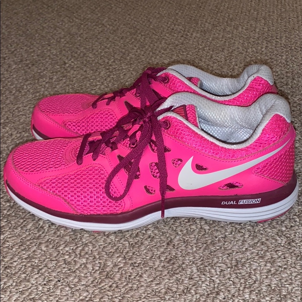 Woman size 9 Dual Fusion Nike sneakers